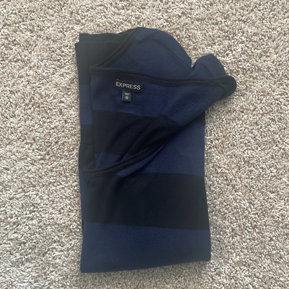 XS blue and black V-neck sweater from Express - Picture 3 of 5